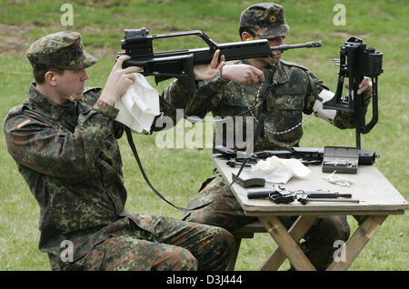 (Dpa-Datei) - Wehrpflichtigen der Bundeswehr nehmen auseinander und gründlich reinigen ihre G36-Gewehre im Rahmen ihrer militärischen Grundausbildung in der Knuell-Kaserne in Schwarzenborn, Deutschland, 14. April 2005. Stockfoto