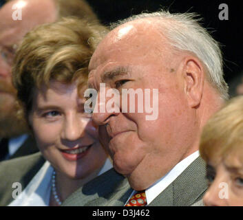 (Dpa) - Former German Chancellor Helmut Kohl (R) sitzt neben seiner Partnerin Maike Richter (L) während der Zeremonie anlässlich des 60. Jahrestages der konservativen Partei CDU in Berlin, Donnerstag, 16. Juni 2005. Die Partei feierte seinen runden Geburtstag im "Berliner Esemble" Theater. Stockfoto