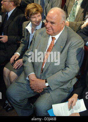 (Dpa) - Former German Chancellor Helmut Kohl (R) sitzt neben seiner Partnerin Maike Richter (L) während der Zeremonie anlässlich des 60. Jahrestages der konservativen Partei CDU in Berlin, Donnerstag, 16. Juni 2005. Die Partei feierte seinen runden Geburtstag im "Berliner Esemble" Theater. Stockfoto