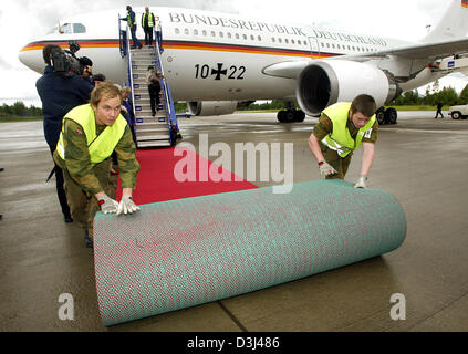 (Dpa) - ausrollen Soldaten der norwegischen Armee den roten Teppich für Bundespräsident Horst Köhler und seine Frau Eva auf dem Flughafen in Oslo, Norwegen, 13. Juni 2005. Das deutsche Staatsoberhaupt ist in Norwegen für eine offizielle zwei Tagesarbeit zu besuchen. Stockfoto