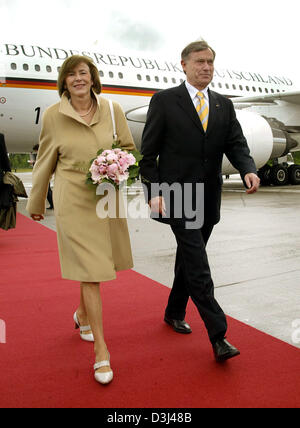 (Dpa) - Bundespräsident Horst Köhler und seine Frau Eva laufen auf dem roten Teppich auf dem Flughafen in Oslo, Norwegen, 13. Juni 2005. Das deutsche Staatsoberhaupt ist in Norwegen für eine offizielle zwei Tagesarbeit zu besuchen. Stockfoto