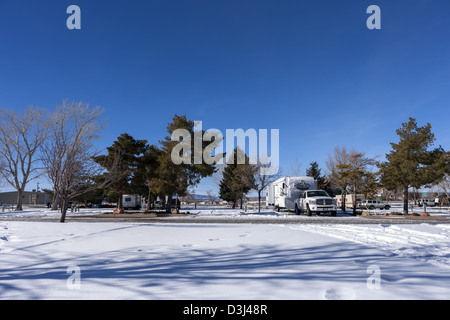 RV-Sattelkupplung Trailer und Dodge Truck Wintercamping in Schnee bedeckt RV Park, Utah, USA Stockfoto