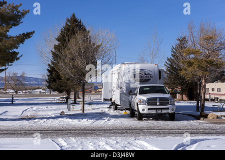 RV-Sattelkupplung Trailer und Dodge Truck Wintercamping in Schnee bedeckt RV Park, Utah, USA Stockfoto