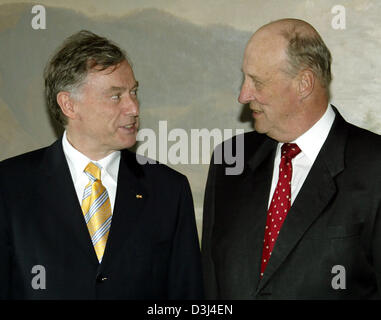 (Dpa) - Norwegian King Harald V. (R) begrüßt Bundespräsident Horst Köhler im königlichen Palast in Oslo, Norwegen, 13. Juni 2005. Das deutsche Staatsoberhaupt besucht Norwegen für zwei Tage. Stockfoto