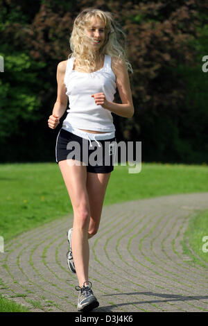 (Dpa-Datei) - das Bild vom 6. Mai 2005, zeigt eine junge Frau, Joggen in Gescher, Deutschland. Stockfoto