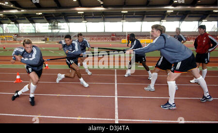 Deutsche Nationalspieler Lukas Podolski, Kevin Kuranyi, Jens Lehmann, Gerald Asamoah und Per Mertesacker (L-R) sind in Aktion während einer Übung in Düsseldorf, Montag, 6. Juni 2005. Deutschlands Fußball-Nationalmannschaft spielt am Mittwoch, 08 Juni ein Testspiel gegen Russland in Mönchengladbach. Stockfoto