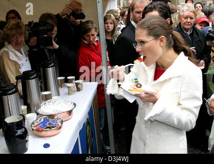 (Dpa) - schmeckt Swedish Crown Princess Victoria (R) aus eine schwedische Delikatesse, wie sie die Feierlichkeiten anlässlich der schwedischen Nationalfeiertag im königlichen Palast in Stockholm, Schweden, 6. Juni 2005 besucht. (NIEDERLANDE) Stockfoto