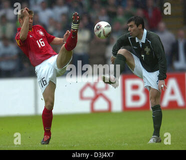 (Dpa) - der deutsche Nationalspieler Thomas Hitzlsperger (L) wetteifert um den Ball mit nördlichen irischen Keith Gillespie im Windsor Park Stadion in Belfast, Großbritannien, Samstag, 4. Juni 2005. Stockfoto