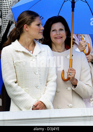 (Dpa) - Kronprinzessin Victoria (L) und Königin Silvia von Schweden besuchen das Familientreffen der Adelsfamilie Bernadotte Schloss Sofiero, außerhalb von Helsingborg, Schweden, 2. Juni 2005. Der ehemalige schwedische König Oscar II und Königin Sofia präsentiert Prinz Gustav-Adolf und Prinzessin Margareta mit Schloss Sofiero als Hochzeitsgeschenk vor rund 100 Jahren. (NIEDERLANDE) Stockfoto