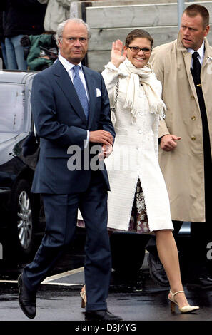 (Dpa) - König Carl XVI. Gustaf (L) und Kronprinzessin Victoria von Sweden (C) kommen für die Familientreffen der Adelsfamilie Bernadotte Schloss Sofiero, außerhalb von Helsingborg, Schweden, 2. Juni 2005. Der ehemalige schwedische König Oscar II und Königin Sofia präsentiert Prinz Gustav-Adolf und Prinzessin Margareta mit Schloss Sofiero als Hochzeitsgeschenk vor rund 100 Jahren. (NIEDERLANDE) Stockfoto