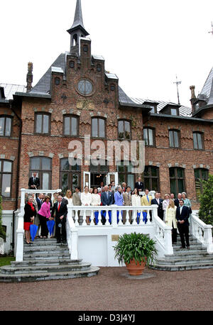 (Dpa) - König Carl XVI. Gustaf und Königin Silvia von Schweden und ihren drei Kindern Victoria, Carl Philip und Madeleine, Königin Margrethe II. von Dänemark mit Kronprinz Frederik Kronprinzessin Mary und Prinz Joachim, Prinzessin Margareta, Desiree und Christina und ihre Familie, Carl-Johan Bernadotte mit Gunnila, Prinzessinnen Benedikte und Anne-Marie mit ihren jeweiligen Ehemännern, Prin Stockfoto