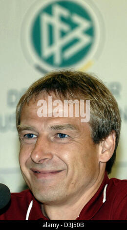 (Dpa) - Bundestrainer Juergen Klinsmann lächelt während einer Pressekonferenz der deutschen Fußball-national-team in Belfast, Nordirland, Freitag, 3. Juni 2005. Auf Samstag, 4. Juni 2005 konkurriert die deutsche Mannschaft mit Nordirland in einem Freundschaftsspiel im Windsor Park Stadion, Belfast. Stockfoto