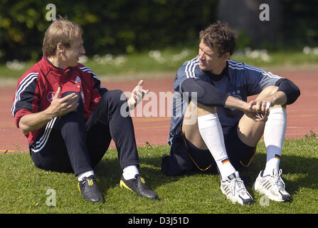 (Dpa) - der deutscher Fußball team Torwart Jens Lehmann Bundes Trainer Juergen Klinsmann vor dem Training in München, Deutschland, 2. Juni 2005 spricht. Stockfoto