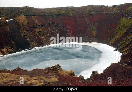 (Dpa) - Blick auf den zugefrorenen bis Kratersee Kerio auf Island, 19. März 2005. Der Kerio gehört zu einer Gruppe von vulkanischen Krater im Süden von Island und hat eine gleichmäßige Runde Loch. Seine Tiefe beträgt 55 m, der See hat eine Tiefe von 10 Metern. Stockfoto