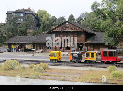 Historische Speeder wurden im Grand Canyon Railroad Depot eingesetzt, um Besucher entlang des Südrands zu transportieren. Diese Autos waren Teil des frühen Verkehrssystems des Parks und boten malerische Touren durch den Canyon an. Stockfoto