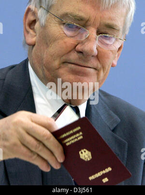 (Dpa) - Bundesinnenminister Otto Schily stellt Deutschlands neue Pass Modell während einer Pressekonferenz in Berlin, Deutschland, Mittwoch, 1. Juni 2005. Der neue Reisepass verfügt über einen Chip, der biometrische Merkmale des Inhabers gespeichert. Die ersten neuen Pässe werden ab dem 1. November 2005 verzichtet werden. Zu Beginn verfügt über der Pass nur eine digitale Fotografie. Startin Stockfoto