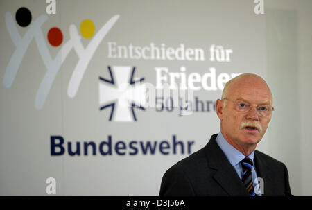 (Dpa) - deutsche Bundes Defence Minister Peter Struck nimmt eine Rede anlässlich der Buchpräsentation "50 Jahre Bundeswehr" in Berlin, Deutschland, Mittwoch, 1. Juni 2005. In den kommenden Wochen feiert die Bundeswehr die 50 Jahren ihres Bestehens. Stockfoto