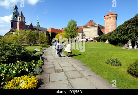 (Dpa) - der Wawel mit seiner Kathedrale (L) in Krakau, Polen, 9. Mai 2005 abgebildet. Gleichzeitig ist die Residenz der polnischen Könige, dem Wawel heute den schönsten und wichtige Burg Bau von Polen. Krakau, Hauptstadt der Wojewodschaft Malopolska Region befindet sich mit 750,000 Einwohnern im Weichsel-Tal im Süden von Polen. Den Fluss Weichsel zieht sich durch die Stockfoto