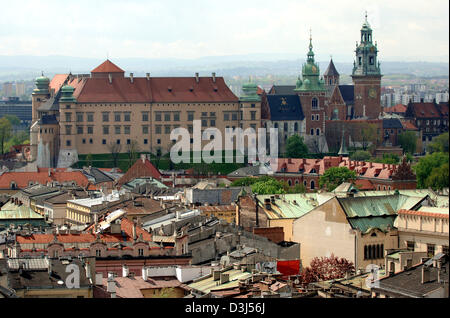 (Dpa) - Blick auf den Wawel im Bild vom Turm des Marienchurch in Krakau, Polen, 9. Mai 2005. Gleichzeitig ist die Residenz der polnischen Könige, dem Wawel heute den schönsten und wichtige Burg Bau von Polen. Krakau, Hauptstadt der Wojewodschaft Malopolska Region befindet sich mit 750,000 Einwohnern im Weichsel-Tal im Süden von Polen. Der Fluss Weich Stockfoto