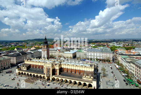 (Dpa) - Blick auf den Tuchhallen und der Turm des Rathauses (F) auf dem Marktplatz (Rynek) in der Altstadt vom Turm der Marienkirche in Krakau, Polen, 8. Mai 2005 abgebildet. Gleichzeitig ist die Residenz der polnischen Könige, dem Wawel heute den schönsten und wichtige Burg Bau von Polen. Krakau, Hauptstadt der Wojewodschaft Malopolska Region befindet sich mit 750. Stockfoto