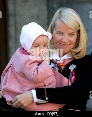 (Dpa) - erscheint Kronprinzessin Mette-Marit von Norway (R) mit ihrer kleinen Tochter Prinzessin Ingrid Alexandra vor Wohnsitz Skaugum auf den norwegischen Nationalfeiertag in Oslo, Noway, 17. Mai 2005. (NIEDERLANDE) Stockfoto