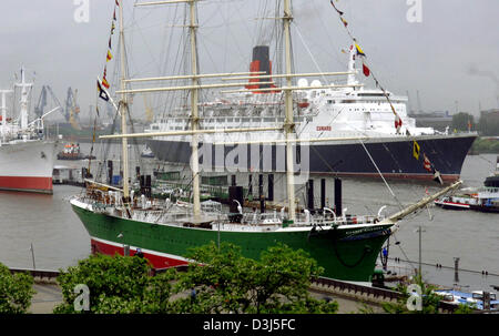 (Dpa) - Luxusliner Queen Elizabeth 2 britischen Schiffseigner Firma Cunard betritt Hamburger Hafen, Deutschland, Montag, 30. Mai 2005. Das Schwimmen fünf Sterne Luxushotel ist 293 Meter lang und beherbergt bis zu 1791 Gäste serviert von 921 Crew-Mitglieder. Das Schiff bleibt nur für einen Tag in Hamburg. Stockfoto