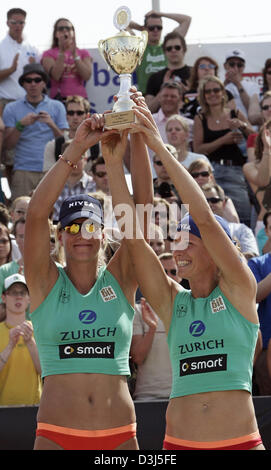 (Dpa) - Spieler Stephanie Pohl und Okka Rau (L-R) feiern ihren Sieg bei der Beachvolleyball-Turnier "Zürich Masters 2005" in Hamburg, Deutschland, 29. Mai 2005. Pohl und Rau besiegte Geske Fischer und Mirea Holtwick im Finale. Stockfoto