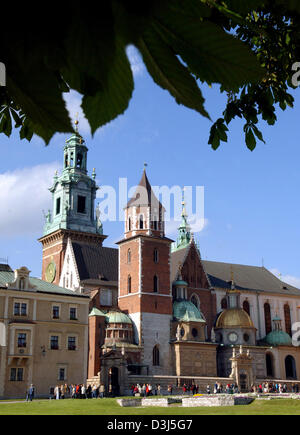 (Dpa) - Touristen Fuß vor der Kathedrale in Wawel, Krakau, 29. Mai 2005. Der ehemalige Wohnsitz des polnischen Königs Wawel ist jetzt einer der am meisten prachtvolle und wichtige Palast Ensembles in Mitteleuropa. Mit seinen 750.000 Einwohnern die Hauptstadt der Woiwodschaft liegt Malopolska in Wisla-Tal. Die Wisla fließt durch die vollständig erhaltene Altstadt Stockfoto