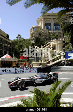 (Dpa) - kolumbianischer Formel1-Fahrer Montoya von McLaren Mercedes in Aktion vor Sun Casino und Grand Hotel während dem ersten Training für den Grand Prix von Monaco in Monte Carlo, Monaco, 19. Mai 2005. Stockfoto