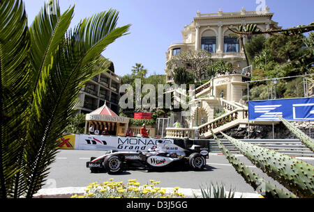 (Dpa) - kolumbianischer Formel1-Fahrer Montoya von McLaren Mercedes in Aktion vor Sun Casino und Grand Hotel während dem ersten Training für den Grand Prix von Monaco in Monte Carlo, Monaco, 19. Mai 2005. Stockfoto