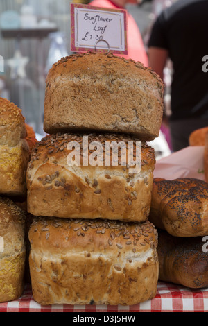 Stapel von Sonnenblumen hausgebackenes Brot Brote auf einen britischen Street-Markt Stockfoto