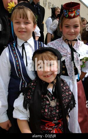 (Dpa) - eine Gruppe von Kindern, gekleidet in traditionellen Kostümen, bereiten gemeinsam ein Gruppenbild während des 1. deutschen Tracht-Festivals für Kinder und Jugendliche in Wechmar, Deutschland, 28. Mai 2004. Stockfoto