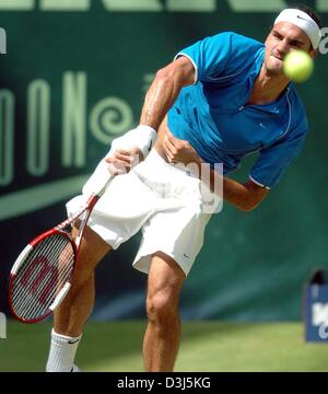 (Dpa) - Schweizer Tennisspieler Roger Federer trifft eine dienen auf dem Centrecourt bei den Gerry Weber Open Tennisturnier in Halle, Deutschland, 8. Juni 2004. In der ersten Runde schlagen Titelverteidiger des Turniers Thomas Johansson aus Schweden. Stockfoto