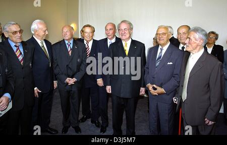 (Dpa) - ungarischen Staatspräsidenten Ferenc Madl (2. v. L) und sein deutscher Amtskollege Johannes Rau (6. v.l) posieren für ein Gruppenfoto mit die ehemaligen Fußball-Spieler, die in der legendären 1954 WM-Finale in der Schweiz, während eine Matinee am Tag der Fußball-freundliche zwischen Deutschland und Ungarn in Kaiserslautern, Deutschland, 6. Juni 2004 gespielt. Die Spieler sind (von L:) Gyul Stockfoto