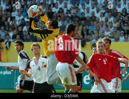 (Dpa) - Ungarns Torhüter Gabor Kiraly (C) rettet den Ball vor seinem Teamkollegen Andras Toth (2. v. R) während der Fußball-freundliche zwischen Deutschland und Ungarn in Kaiserslautern, Deutschland, 6. Juni 2004. Ungarische vorwärts Sandor Torghelle (R) und Spieler Deutschlands Christian Woerns (2. v. L) und Michael Ballack (L) auf. Ungarn gewann das Spiel 2: 0. Stockfoto