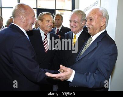 (Dpa) - Hungarian President Ferenc Madl (R) schüttelt Hände mit ehemaligen deutschen Fußballspieler Horst Eckel (L), der in der legendären 1954 World Cup-Finale gegnerische Deutschland und Ungarn in der Schweiz, während eine Matinee am Tag der Fußball-freundliche zwischen Deutschland und Ungarn in Kaiserslautern, Deutschland, 6. Juni 2004 gespielt. Bundespräsident Johannes Rau (C rechts) und der for- Stockfoto