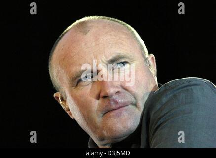 (Dpa) - britische Sänger Phil Collins öffnet die deutsche Etappe seiner aktuellen Tour mit einer Aufführung im Münchner Olympiastadion, 6. Juni 2004. Die 53 Jahre alte Star spielte klassische Hits, wie "In the Air Tonight" und "Another Day in Paradise", aus seiner musikalischen Laufbahn, die 20 Jahre erstreckt. Das Konzert war der erste von sieben in Deutschland von seiner "ersten Final Farewell Tour". Stockfoto