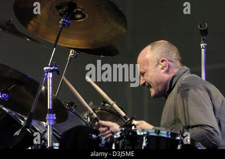 (Dpa) - britische Sänger Phil Collins öffnet die deutsche Etappe seiner aktuellen Tour mit einer Aufführung im Münchner Olympiastadion, 6. Juni 2004. Die 53 Jahre alte Star spielte klassische Hits, wie "In the Air Tonight" und "Another Day in Paradise", aus seiner musikalischen Laufbahn, die 20 Jahre erstreckt. Das Konzert war der erste von sieben in Deutschland von seiner "ersten Final Farewell Tour". Stockfoto