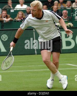 (Dpa) - ehemalige deutsche Tennisprofi Boris Becker eine Rückhand spielt während der Show-match gegen Mats Wilander, das ATP-Tennisturnier in Halle, Deutschland, 4. Juni 2004 öffnet. Stockfoto