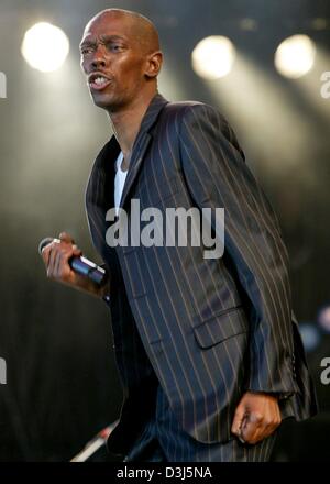 (Dpa) - Maxi Jazz, Sänger der englischen Band Faithless, führt auf der Bühne während der "Rock am Ring" Open-Air-Rockkonzert auf dem Nürburgring Rennstrecke, Deutschland, 5. Juni 2004. Etwa 75 Gruppen reichen von Pop, Funk, Punk, spielten Grunge bis Deathmetal während der 3-Tages-Festival in der Eifel. Stockfoto