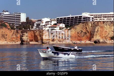 (Dpa-Dateien) - pass zwei Motorboote durch die zerklüfteten Küstenregion der Algarve entlang der atlantischen Küste in der Nähe von Lagos, Portugal, 3. Juli 2004. Den "europäischen Fußball-Weltmeisterschaften 2004" wird vom 12 Juni bis 4. Juli 2004 in Portugal stattfinden. Stockfoto