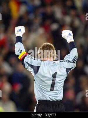 (Dpa) - deutsche Torhüter Oliver Kahn hebt seine Arme nach seinem Team die 1: 0 in Führung während das Fußball freundlich Deutschland gegen die Schweiz in Basel, Schweiz, 2. Juni 2004 erzielte. Deutschland gewinnt 2: 0. Stockfoto