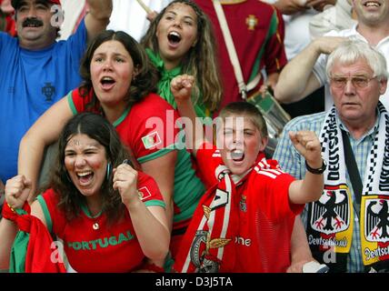 (Dpa) - schreien jungen portugiesischen Fans in der Feier, während eine ältere deutsche Fan (R) leider neben ihnen sitzt. Die portugiesische u-21-Fußball-Nationalmannschaft schlug die deutsche u-21-Mannschaft mit einem Ergebnis von 2: 1 am Bruchweg-Stadion in Mainz, Deutschland, 2. Juni 2004. Mit dem Sieg Portugal zieht in die nächste Runde von der U21-Europameisterschaft beim Gastgeber Deutschland entfällt. Stockfoto