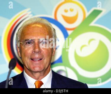 (Dpa) - spricht der ehemalige Fußballstar Franz Beckenbauer aus Deutschland als Präsident des organisierenden Komitees über die nächste Fußball FIFA World Cup statt in Deutschland im Jahr 2006 in Basel, Schweiz, 2. Juni 2004, vor einem Pre Euro2004 freundlich-match zwischen Deutschland und der Schweiz. Im Hintergrund das Logo für die WM 2006. Stockfoto