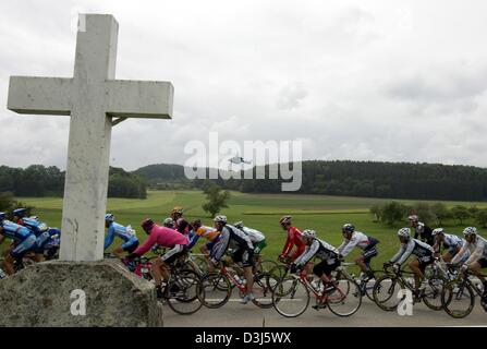 (Dpa) - pass Radfahrer ein Kreuz in der zweiten Phase der Deutschland-Tour-Radrundfahrt in Bad Urach, Deutschland, Dienstag, 1. Juni 2004. Die sieben Phase lange Tour beträgt 1.095,7 km und führt von Karlsruhe nach Leipzig. Stockfoto