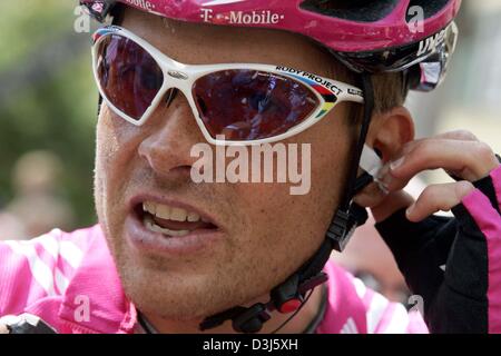 (Dpa) - deutsche Radfahrer Jan Ullrich (R, T-Mobile Team) steht auf der Arlberg und wartet auf den Start der 166,6 km lange dritte Etappe der Deutschland-Tour-Zyklus Rennen aus Wangen Im Allgäu, Deutschland, Sankt Anton, Österreich, 2. Juni 2004. Stockfoto