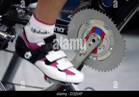 (Dpa) - Radfahrer Alexander Vinokourov aus Kasachstan nimmt eine Probefahrt auf einem Ergometer mit einem ovalen Kettenblatt in Karlsruhe, Deutschland, 31. Mai 2004. Die ovale Form soll den Aufwand zu minimieren, wenn das Pedal in aufrechten Position befindet. Allerdings haben ovale Kettenblätter bis zu jetzt nicht erwies sich als Vorteil. Stockfoto