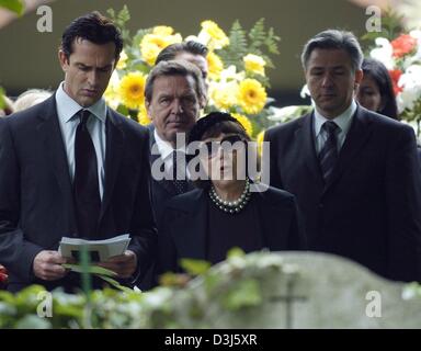 (Dpa) - (L-R) britischer Schauspieler Rupert Everett, Bundeskanzler Gerhard Schroeder, Witwe June Newton und Berliner Bürgermeister Klaus Wowereit singen vor das Grab des verstorbenen star-Fotograf Helmut Newton im städtischen Friedhof III (Stadt Friedhof III) in Berlin, Deutschland, 2. Juni 2004. Newton, der in Berlin geboren wurde, starb am 23. Januar 2004 im Alter von 83 bei einem Autounfall in Stockfoto