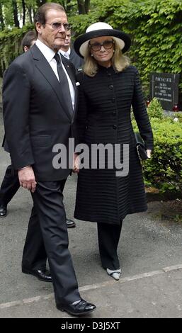 (Dpa) - britischer Schauspieler Roger Moore, der berühmt für seine Darstellung des "James Bond" und seine Frau Christina Tholstrup wurde verlassen das Grab des verstorbenen star-Fotograf Helmut Newton auf dem städtischen Friedhof III (Stadt Friedhof III) in Berlin, Deutschland, 2. Juni 2004. Newton, der in Berlin geboren wurde, starb am 23. Januar 2004 im Alter von 83 bei einem Autounfall in Los Angeles. Nach einer Stockfoto