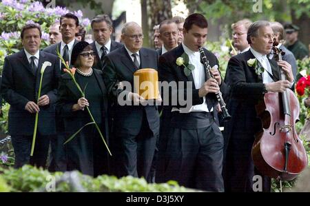 (Dpa) - eine Band begleitet den Trauerzug für die späten star-Fotograf Helmut Newton auf dem städtischen Friedhof III (Stadt Friedhof III) in Berlin, Deutschland, 2. Juni 2004. Hinter den Musikern geht Witwe June Newton, gefolgt von deutschen Bundeskanzler Gerhard Schröder (L) und Berliner Bürgermeister Klaus Wowereit (3. von links). Mortician Rolf-Peter lange (C) trägt die Urne mit der m Stockfoto